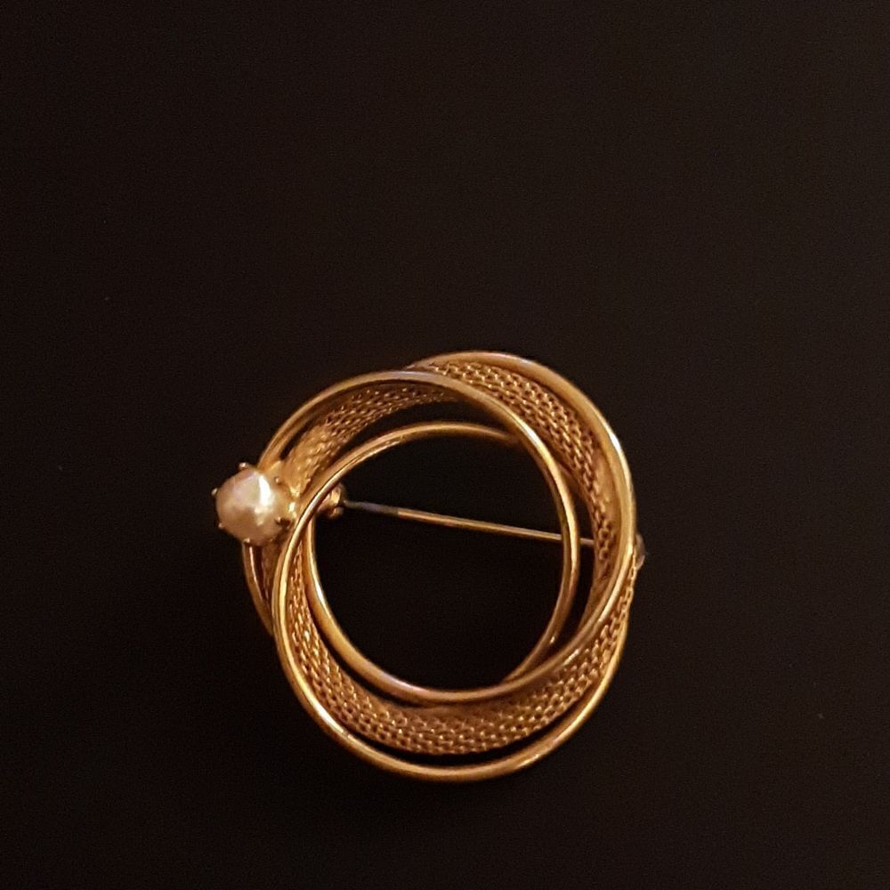 Vintage gold fashion  brooch with pearl